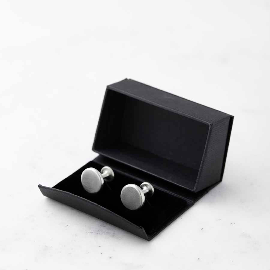 CufflinkBoxWithCufflinks